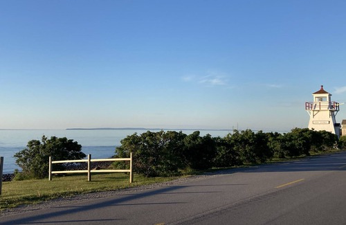 Port George House | Enjoy the Bay of Fundy just steps away. Pet friendly.