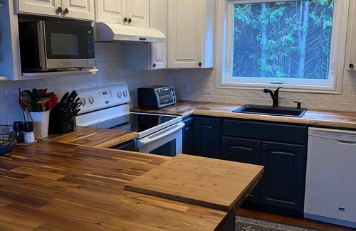 Markdale Ski Chalet | Enjoy the beautiful Getaway chalet and all the outdoor activities at Irish Lake!