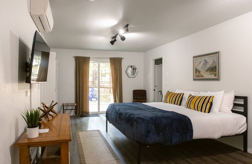 Cave Junction House | Enjoy the beauty of Southern Oregon with a stay in our cozy and spacious vacation rental!