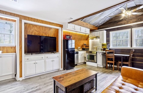 Shenandoah House | Enjoy the country views in the midst of the city!