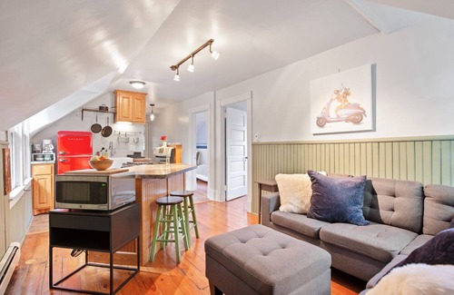 Summit - University House | Enjoy the cutest carriage house in the whole Twin Cities. Have your own little home nestled in the Historic District; it has everything you need.