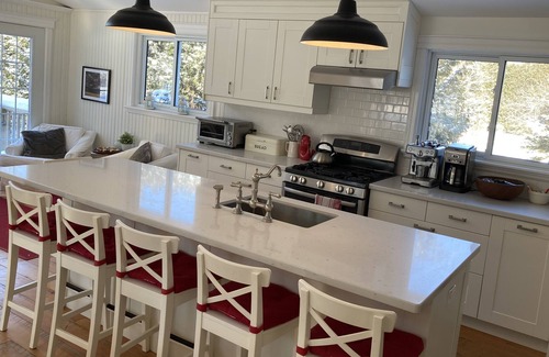 Flesherton Cottage | Enjoy the Fall Colours in this Family-friendly Bungalow in the Woods