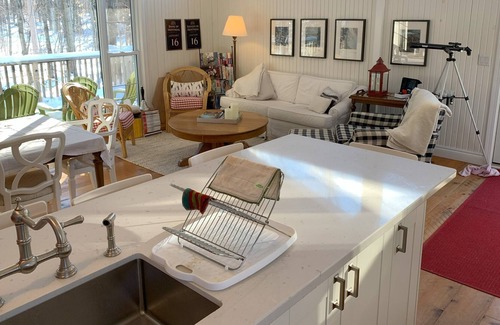 Flesherton Cottage | Enjoy the Fall Colours in this Family-friendly Bungalow in the Woods