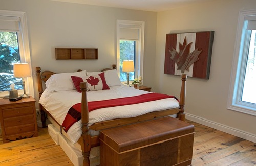 Flesherton Cottage | Enjoy the Fall Colours in this Family-friendly Bungalow in the Woods