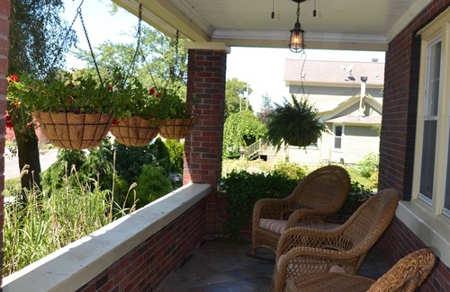 New Buffalo House | Enjoy the fall & ND football games at the Barton Street Bungalow Great location