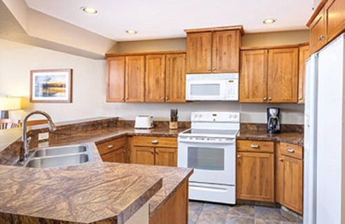 Coeur d'Alene Apartment | Enjoy the family at Coeur d’Alene in this resort 3BD condo w/indoor pool
