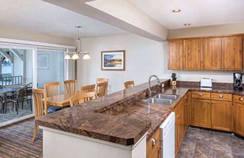 Coeur d'Alene Apartment | Enjoy the family at Coeur d’Alene in this resort 3BD condo w/indoor pool