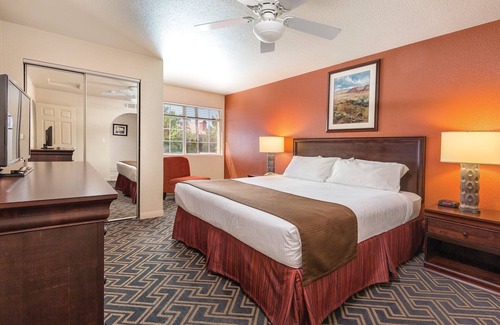 Paradise Resort | Enjoy the Fremont Street Experience!