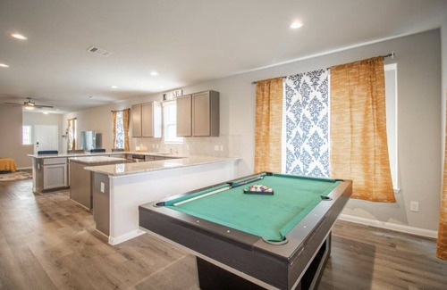 Conroe House | Enjoy the Holidays or Family Vacation Close to Six Flag Hurricane Harbor