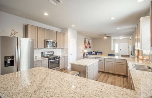 Conroe House | Enjoy the Holidays or Family Vacation Close to Six Flag Hurricane Harbor