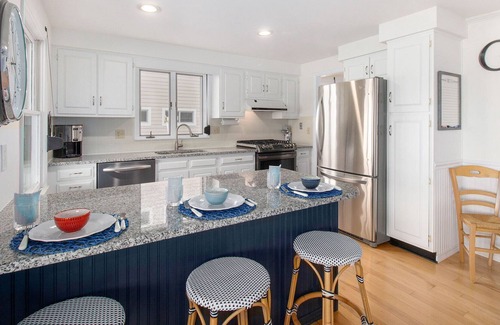 Pinckney House | Enjoy the lake in our family-friendly home with beautiful lake views!
