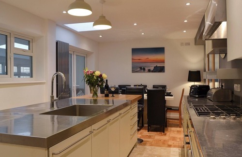 Ryde Cottage | Enjoy the many delights of Ryde with its fun fair, promenade and sandy beaches.