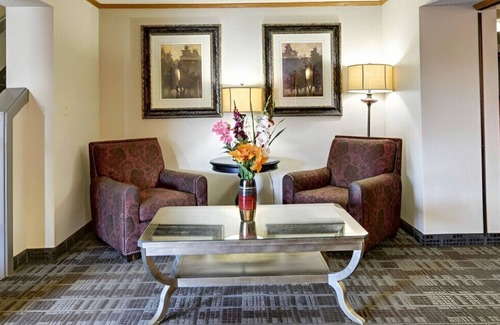Fort Smith House | Enjoy the Modern & Elegant Designed King Room!