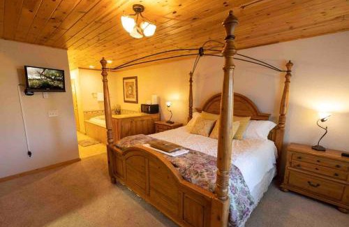 Mount Pleasant Apartment | Enjoy The Outback+ Indoor Hot tub+Games+Puzzles+Tennis Court