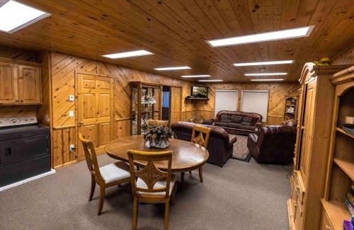 Mount Pleasant Apartment | Enjoy The Outback+ Indoor Hot tub+Games+Puzzles+Tennis Court