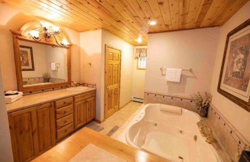 Mount Pleasant Apartment | Enjoy The Outback+ Indoor Hot tub+Games+Puzzles+Tennis Court