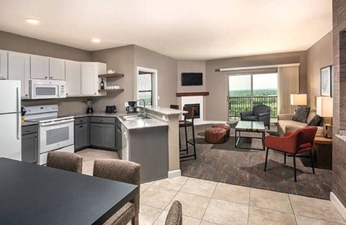 Marble Falls Condo | Enjoy the scenery of Lake Marble Falls in 2BD resort condo with family