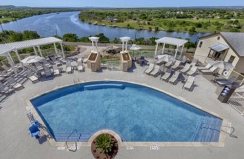 Marble Falls Condo | Enjoy the scenery of Lake Marble Falls in 2BD resort condo with family