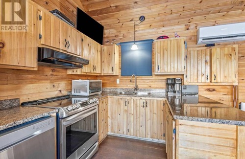 Mount Uniacke House | Enjoy the ultimate retreat with a hot tub, fire pits, a cold plunge, and sauna