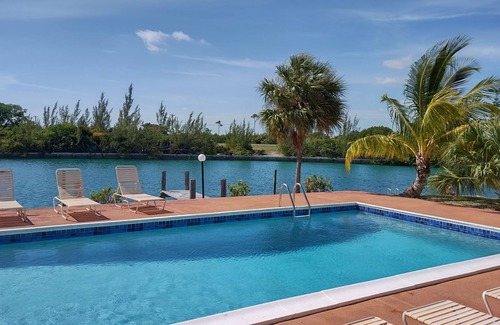 Bahamia West Condo | Enjoy the view from this penthouse condo on the turquoise coloured bay