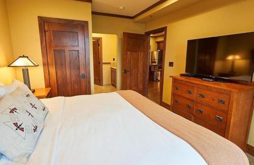 Ridgedale House | Enjoy the views of Table Rock Lake in this 2BD resort condo