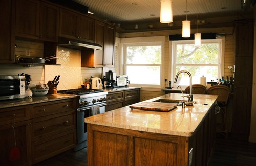 Fort Erie Cottage | Enjoy this beautiful home with breathtaking views of Lake Erie!
