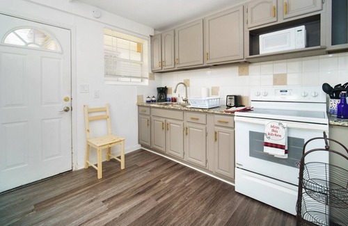 Murray Hill Apartment | Enjoy this comfortable and cozy home in Murray Hill area
