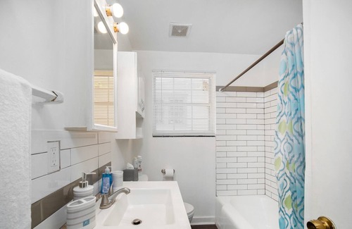 Murray Hill Apartment | Enjoy this comfortable and cozy home in Murray Hill area
