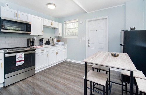 Murray Hill Apartment | Enjoy this comfortable and cozy home in Murray Hill area