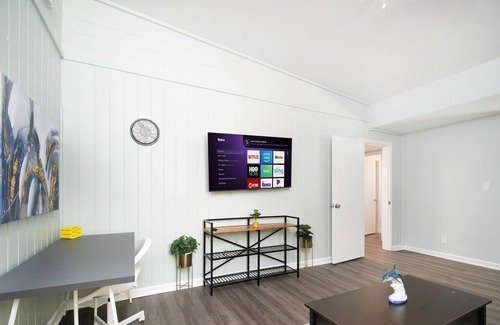 Murray Hill Apartment | Enjoy this comfortable and cozy home in Murray Hill area