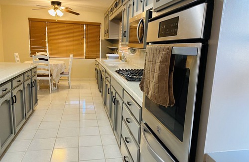 Menlo Park House | Enjoy this family-friendly house closed to Downtown and pet-friendly