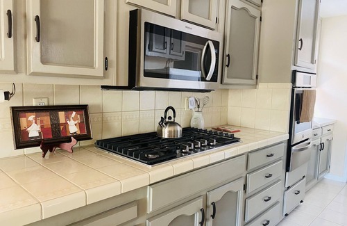 Menlo Park House | Enjoy this family-friendly house closed to Downtown and pet-friendly