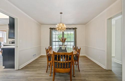 Marietta House | Enjoy This Roomy Cabin Style 5BR With A Pool Table