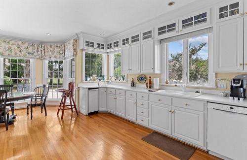 Lake Waccamaw House | Enjoy this Spacious Lakefront home with your own private pier