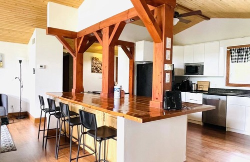 Victoria Road Cottage | Enjoy time at this waterfront four season cottage