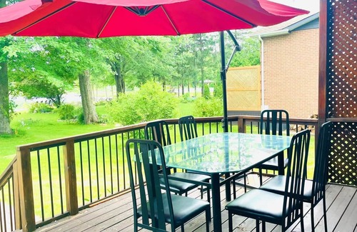 Victoria Road Cottage | Enjoy time at this waterfront four season cottage
