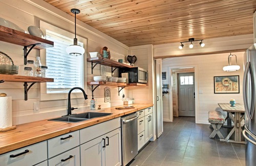 Ruidoso Cabin | Enjoy views high above the river with a pleasant walk to Midtown shops and food.