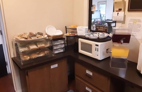 Summitt Resort | Enjoy Your Stay at Knights Inn Ashland! Pool, Picnic Area, Parking, WiFi