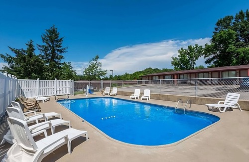 Summitt Resort | Enjoy Your Stay at Knights Inn Ashland! Pool, Picnic Area, Parking, WiFi
