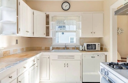 West Chicago House | Enjoy your stay at the Train Conductor’s Cottage!