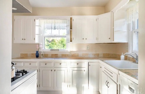 West Chicago House | Enjoy your stay at the Train Conductor’s Cottage!