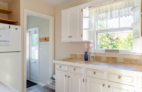 West Chicago House | Enjoy your stay at the Train Conductor’s Cottage!