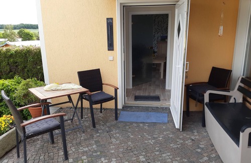 Crostwitz Apartment | Enjoy your stay with up to 2 people in our approx. 36 m² apartment. Parking space, terrace in the courtyard for a relaxed barbecue evening!