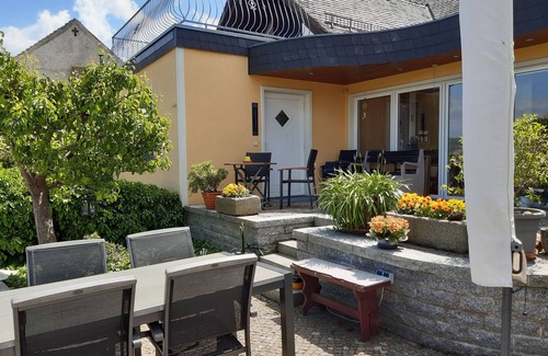 Crostwitz Apartment | Enjoy your stay with up to 2 people in our approx. 36 m² apartment. Parking space, terrace in the courtyard for a relaxed barbecue evening!