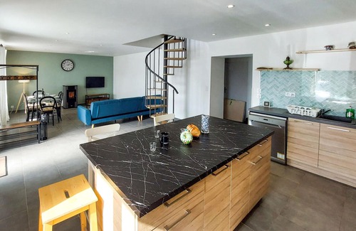 Poullaouen House | Enjoy your vacation in the green nature of Brittany and this stylish cottage near Poullaouen.