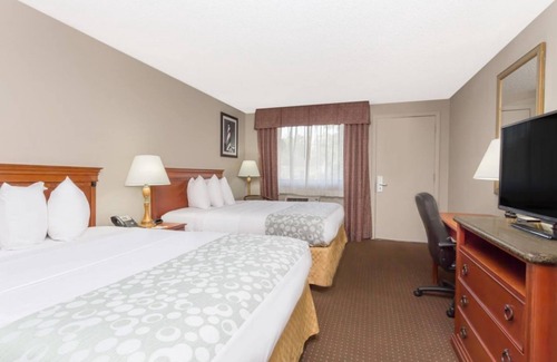 St. Augustine Hotel | Enjoy Your Weekend with Onsite Pool, Free Parking! Gorgeous Room
