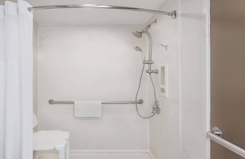 St. Augustine Hotel | Enjoy Your Weekend with Onsite Pool, Free Parking! Gorgeous Room