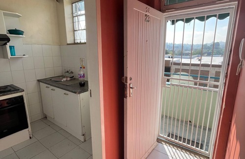 Greater Johannesburg Metropolitan Area Apartment | Enjoyable 2-bedroom apartment with AC in vibrant Johannesburg