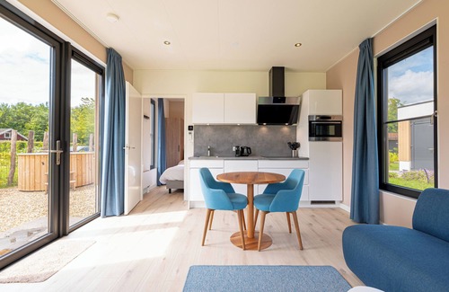 Kotten House | Enjoying yourself by the water in this water lodge for 2 people with a hot tub