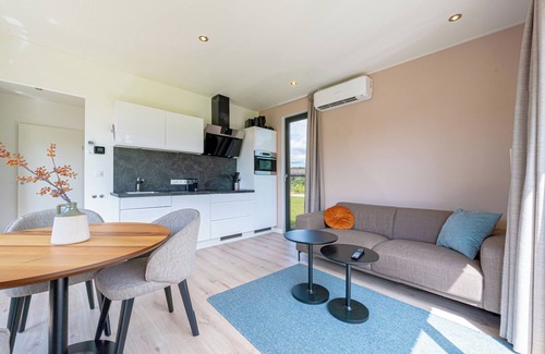 Kotten House | Enjoying yourself by the water in this water lodge for 2 people with a hot tub